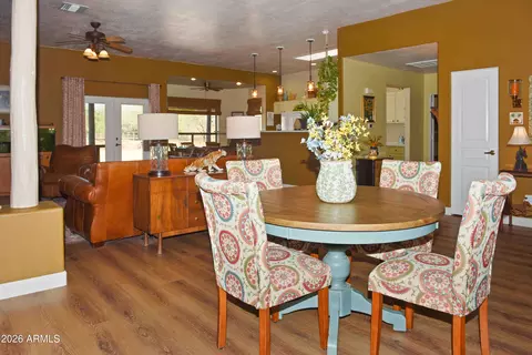 Dining - 914 E Carlise Rd, Phoenix, AZ 85086 photo 2 of 4