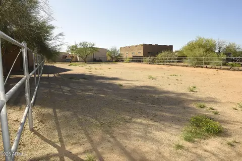 Exterior - 914 E Carlise Rd, Phoenix, AZ 85086 photo 7 of 10