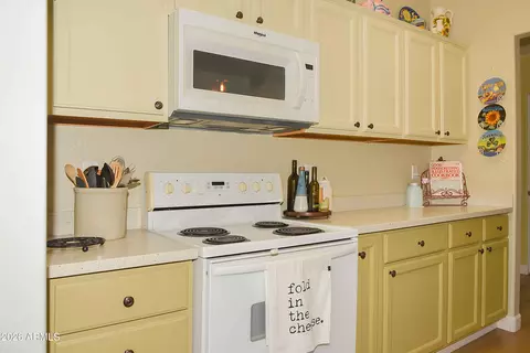 Kitchen - 914 E Carlise Rd, Phoenix, AZ 85086 photo 3 of 4