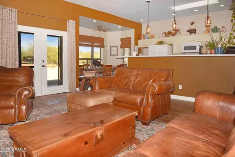 Living - 914 E Carlise Rd, Phoenix, AZ 85086 photo 1 of 3