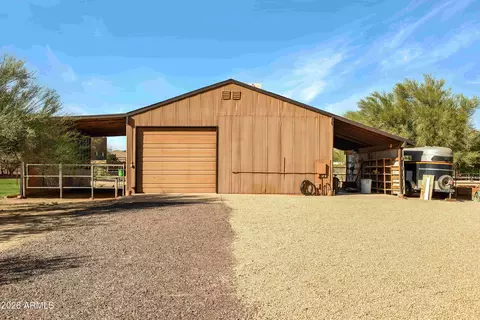 Exterior - 914 E Carlise Rd, Phoenix, AZ 85086 photo 5 of 10