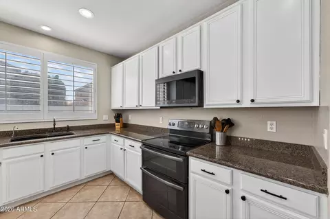 Kitchen - 629 E Orchid Ln, Gilbert, AZ 85296 photo 5 of 6