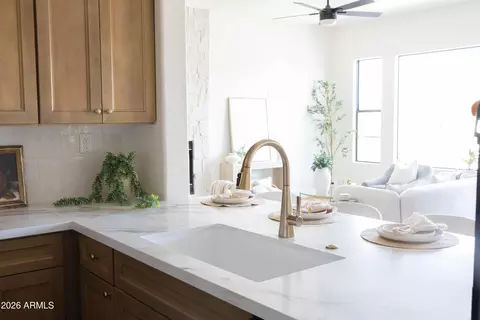Kitchen - 3131 E Legacy Dr #2076, Phoenix, AZ 85042 photo 9 of 10