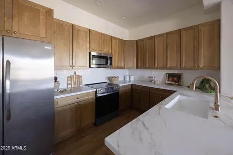 Kitchen - 3131 E Legacy Dr #2076, Phoenix, AZ 85042 photo 5 of 10
