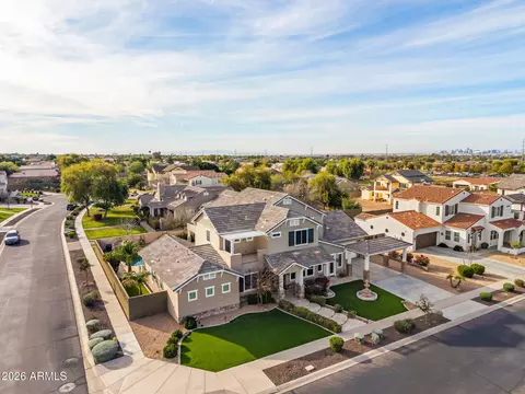 View/Area - 2822 E Constance Way, Phoenix, AZ 85042 photo 2 of 11