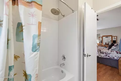 Bath - 1647 E Wagoner Rd, Phoenix, AZ 85022 photo 2 of 5