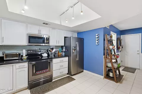 Kitchen - 1647 E Wagoner Rd, Phoenix, AZ 85022 photo 2 of 2