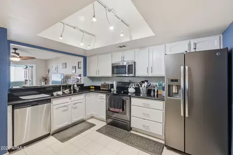 Kitchen - 1647 E Wagoner Rd, Phoenix, AZ 85022 photo 1 of 2