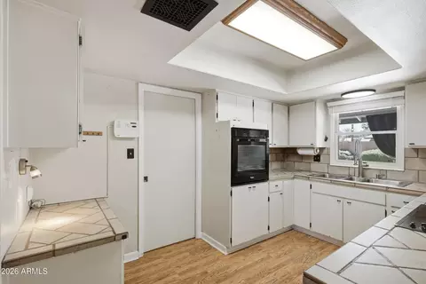 Kitchen - 35 E Canterbury Ct, Phoenix, AZ 85022 photo 2 of 5