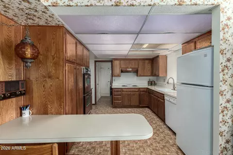Kitchen - 1319 W Lawrence Ln, Phoenix, AZ 85021 photo 2 of 3