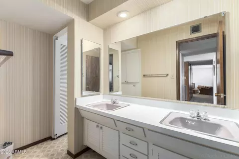Bath - 1319 W Lawrence Ln, Phoenix, AZ 85021 photo 3 of 3