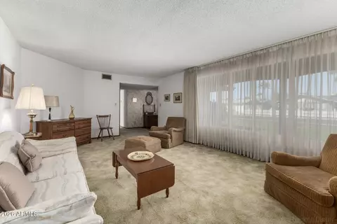 Living - 1319 W Lawrence Ln, Phoenix, AZ 85021 photo 2 of 4