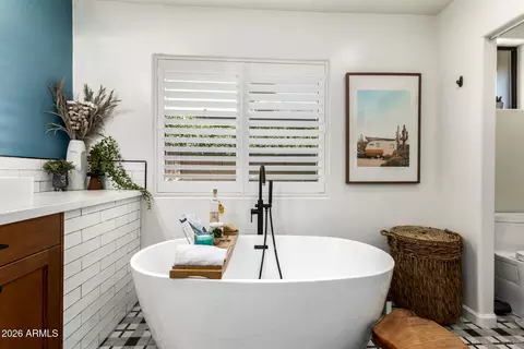 Bath - 4330 E Turney Ave, Phoenix, AZ 85018 photo 3 of 5