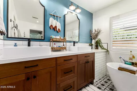 Bath - 4330 E Turney Ave, Phoenix, AZ 85018 photo 2 of 5
