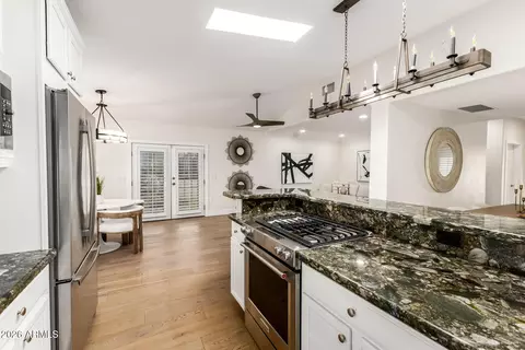 Kitchen - 4956 E Clarendon Ave, Phoenix, AZ 85018 photo 4 of 5