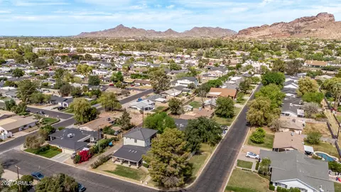 View/Area - 4956 E Clarendon Ave, Phoenix, AZ 85018 photo 6 of 8