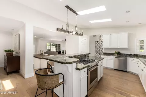 Kitchen - 4956 E Clarendon Ave, Phoenix, AZ 85018 photo 5 of 5