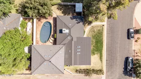 View/Area - 4956 E Clarendon Ave, Phoenix, AZ 85018 photo 3 of 8