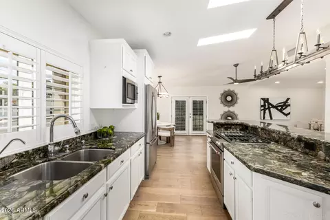 Kitchen - 4956 E Clarendon Ave, Phoenix, AZ 85018 photo 3 of 5