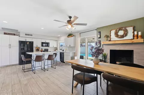 Dining - 2109 W Oraibi Dr, Phoenix, AZ 85027 photo 3 of 4