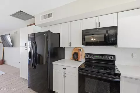 Kitchen - 2109 W Oraibi Dr, Phoenix, AZ 85027 photo 4 of 5