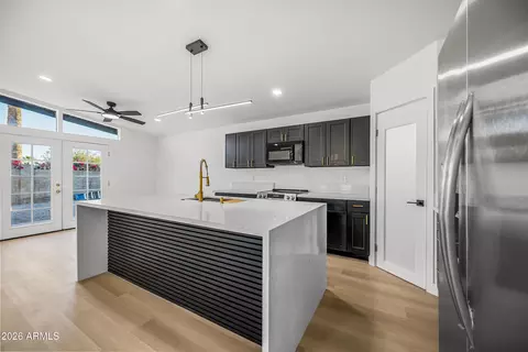 Kitchen - 1246 E Winter Dr, Phoenix, AZ 85020 photo 5 of 10
