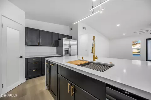 Kitchen - 1246 E Winter Dr, Phoenix, AZ 85020 photo 7 of 10