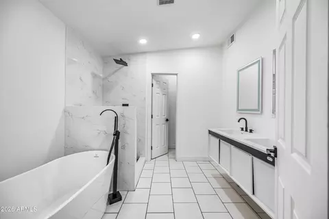 Bath - 1246 E Winter Dr, Phoenix, AZ 85020 photo 1 of 7