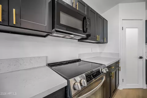 Kitchen - 1246 E Winter Dr, Phoenix, AZ 85020 photo 6 of 10