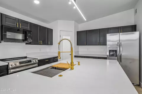 Kitchen - 1246 E Winter Dr, Phoenix, AZ 85020 photo 8 of 10