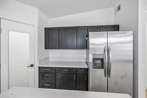 Kitchen - 1246 E Winter Dr, Phoenix, AZ 85020 photo 9 of 10