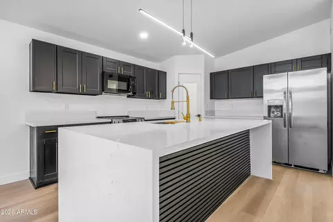 Kitchen - 1246 E Winter Dr, Phoenix, AZ 85020 photo 2 of 10