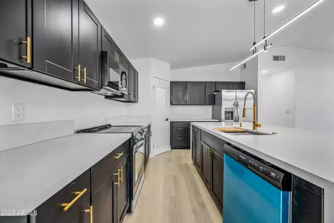 Kitchen - 1246 E Winter Dr, Phoenix, AZ 85020 photo 4 of 10