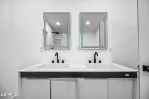 Bath - 1246 E Winter Dr, Phoenix, AZ 85020 photo 2 of 7