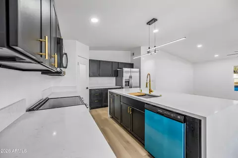 Kitchen - 1246 E Winter Dr, Phoenix, AZ 85020 photo 3 of 10