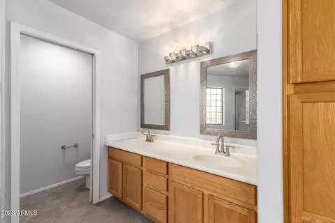 Bath - 1072 E Sunburst Ln, Tempe, AZ 85284 photo 2 of 5