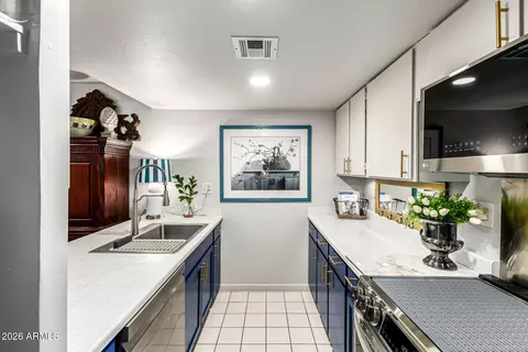 Kitchen - 3033 E Devonshire Ave #1032, Phoenix, AZ 85016 photo 1 of 3