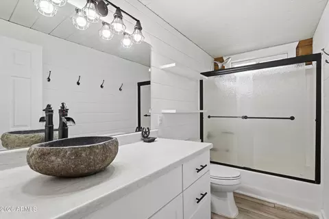 Bath - 228 E Belluzzi Blvd, Payson, AZ 85541 photo 1 of 2