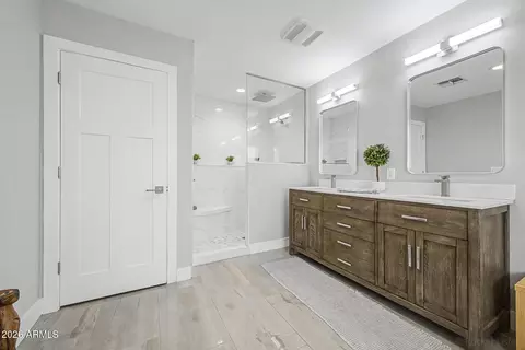 Bath - 1930 E Rovey Ave, Phoenix, AZ 85016 photo 2 of 6