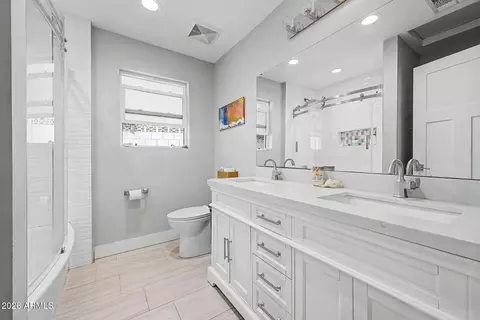 Bath - 1930 E Rovey Ave, Phoenix, AZ 85016 photo 4 of 6
