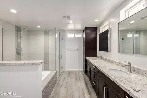 Bath - 9832 N 29th St, Phoenix, AZ 85028 photo 2 of 6