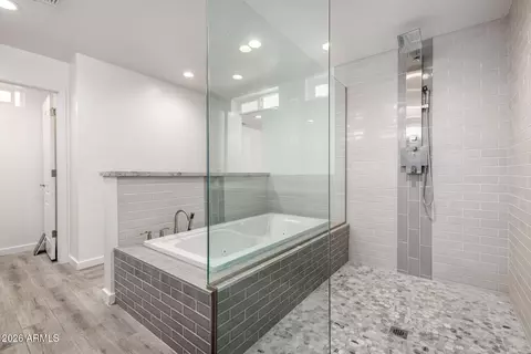 Bath - 9832 N 29th St, Phoenix, AZ 85028 photo 4 of 6