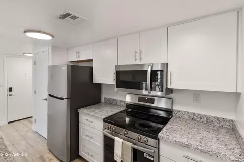 Kitchen - 3033 E Devonshire Ave #2033, Phoenix, AZ 85016 photo 1 of 3
