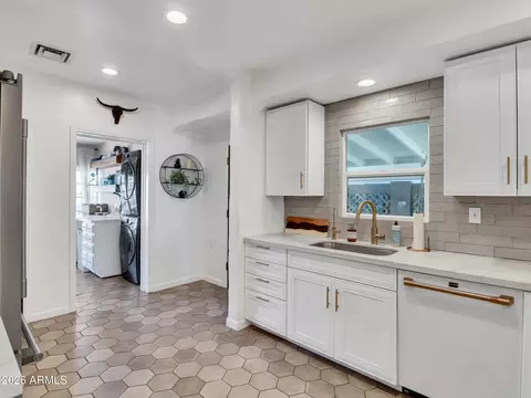 Kitchen - 2204 E Whitton Ave N, Phoenix, AZ 85016 photo 1 of 4