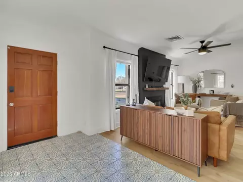 Entry Way - 2204 E Whitton Ave N, Phoenix, AZ 85016 photo 3 of 3
