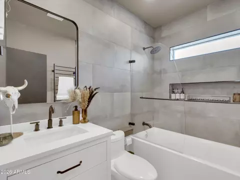 Bath - 2204 E Whitton Ave N, Phoenix, AZ 85016 photo 1 of 3