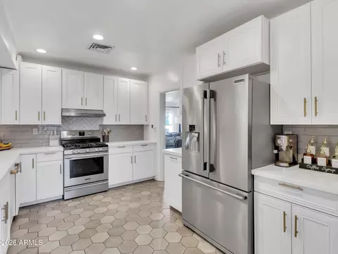 Kitchen - 2204 E Whitton Ave N, Phoenix, AZ 85016 photo 4 of 4