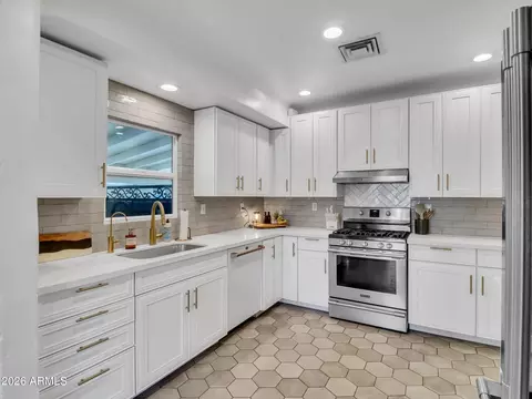 Kitchen - 2204 E Whitton Ave N, Phoenix, AZ 85016 photo 3 of 4