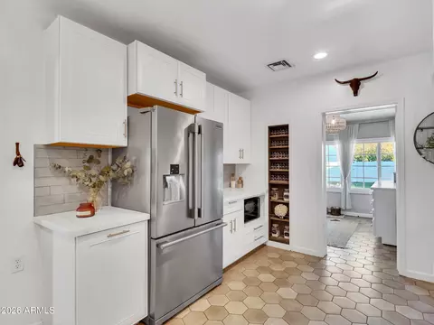 Kitchen - 2204 E Whitton Ave N, Phoenix, AZ 85016 photo 2 of 4