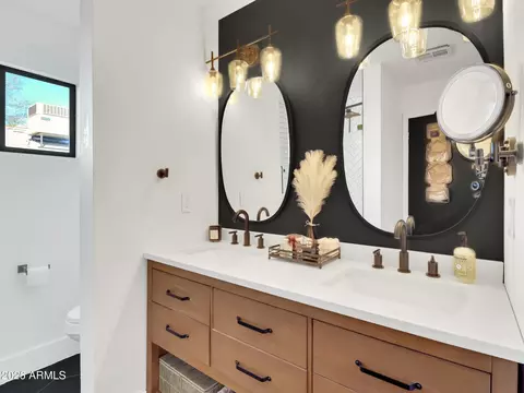 Bath - 2204 E Whitton Ave N, Phoenix, AZ 85016 photo 2 of 3